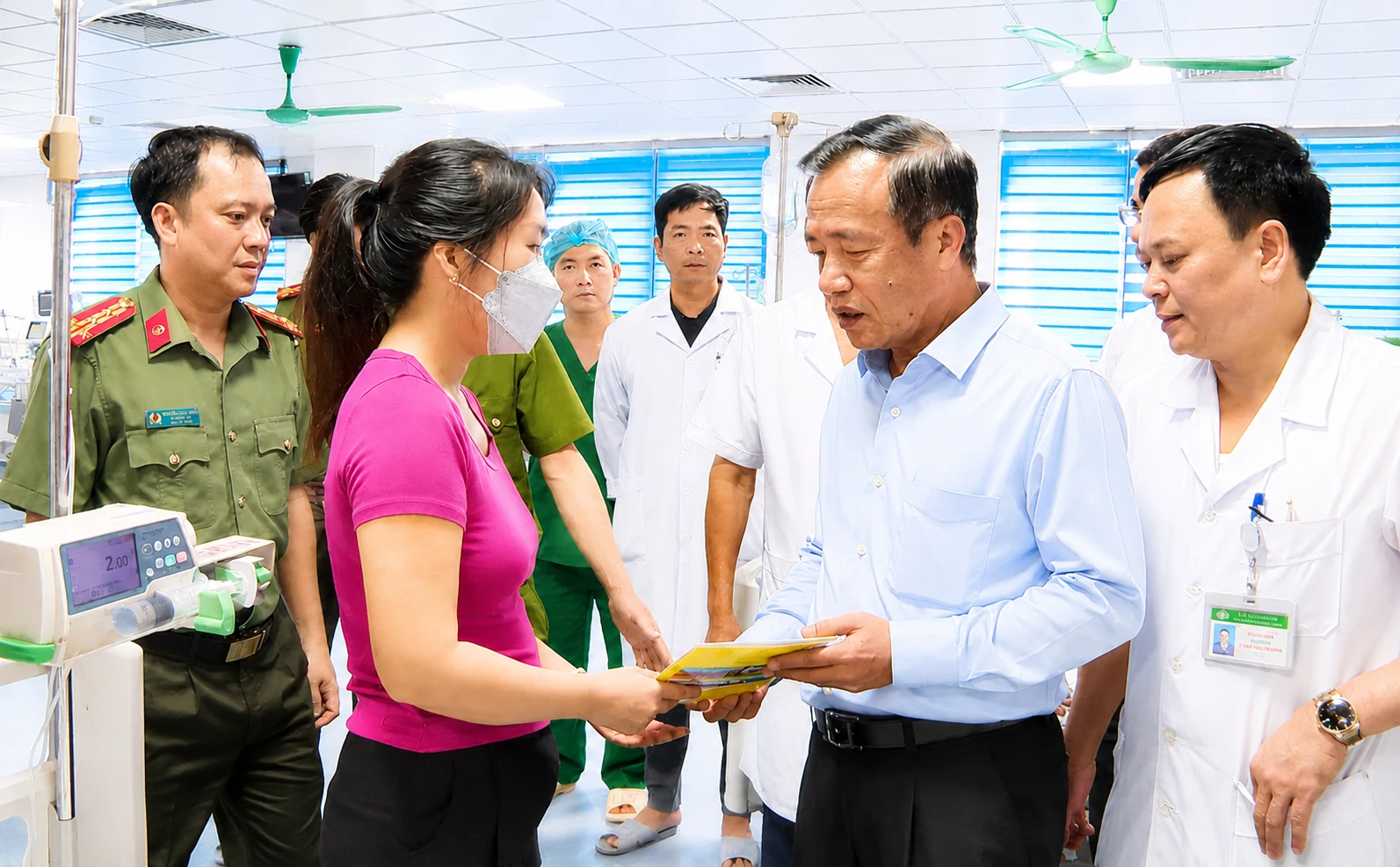 C&aacute;n bộ C&ocirc;ng an bị đ&acirc;m trọng thương khi đấu tranh với tội phạm ma t&uacute;y