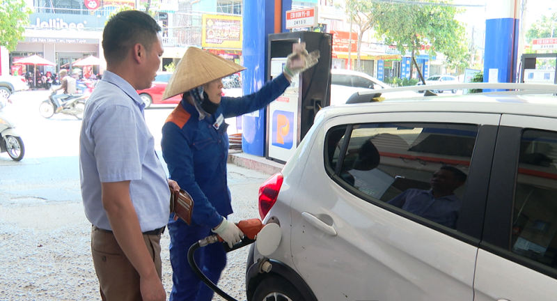 Người dân dần thích ứng với xăng E10