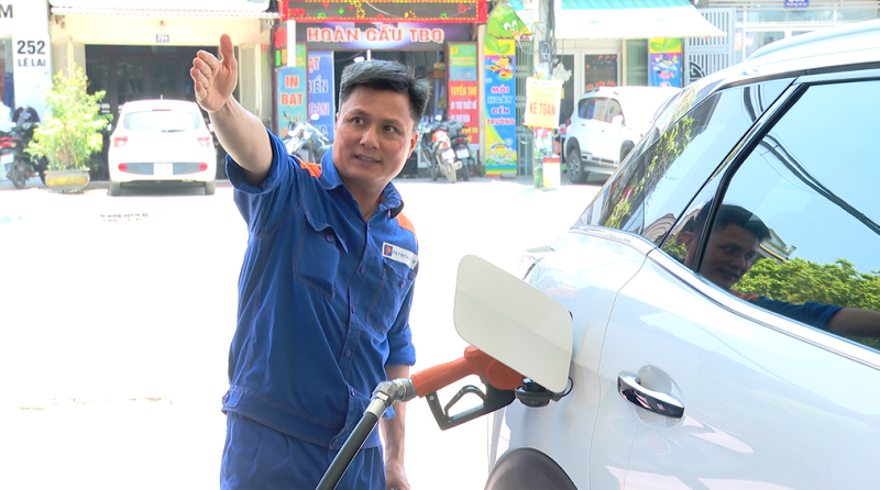 Người dân dần thích ứng với xăng E10