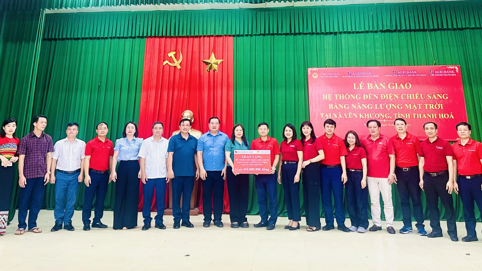 Agribank trao tặng công trình điện chiếu sáng năng lượng mặt trời tại xã biên giới Yên Khương