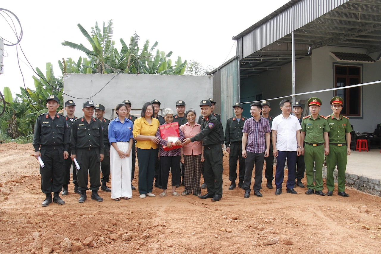 Cảnh sát cơ động hành quân dã ngoại, làm công tác dân vận