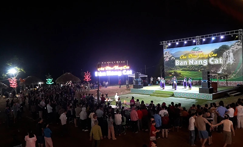 Lên Năng Cát, say bản sắc văn hóa Thái