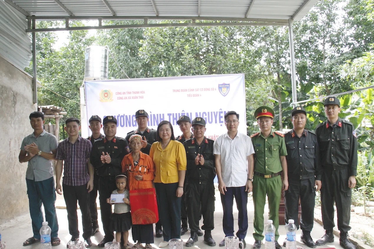 Cảnh sát cơ động hành quân dã ngoại, làm công tác dân vận
