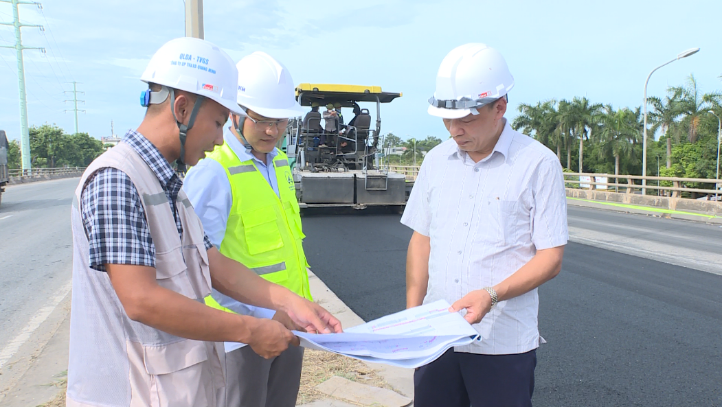 Khẩn trương sửa chữa tuyến đường tránh phía Đông