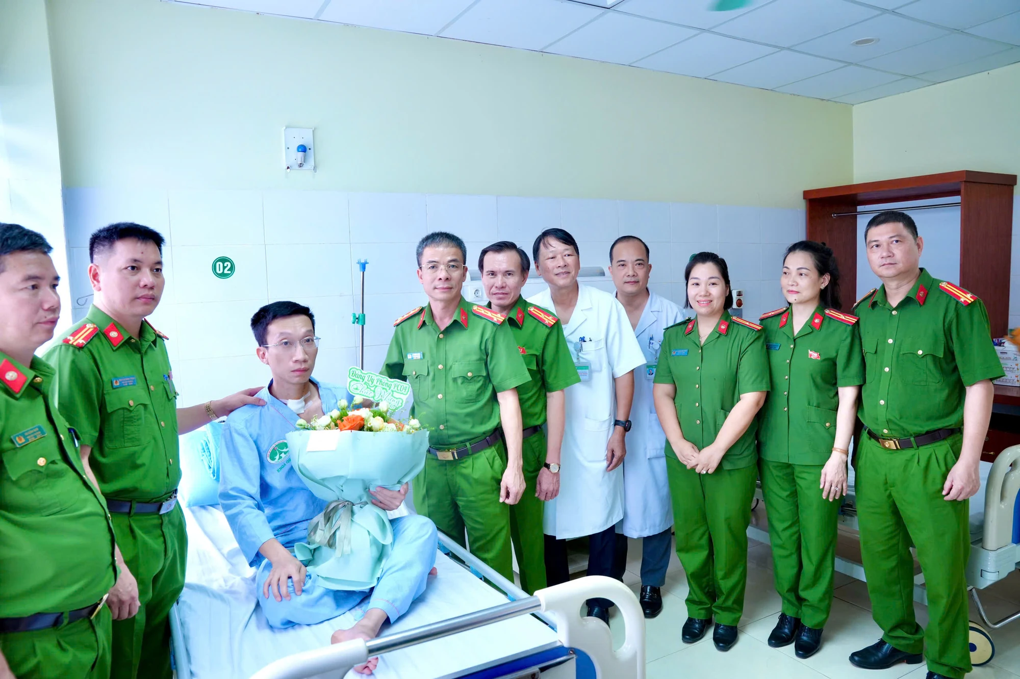 Chiến sĩ công an bị trọng thương khi làm nhiệm vụ đã xuất viện