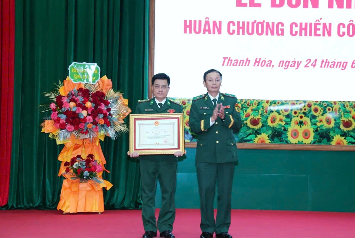 Trao Huân chương Chiến công hạng Nhì cho Chỉ huy trưởng BĐBP tỉnh Thanh Hóa