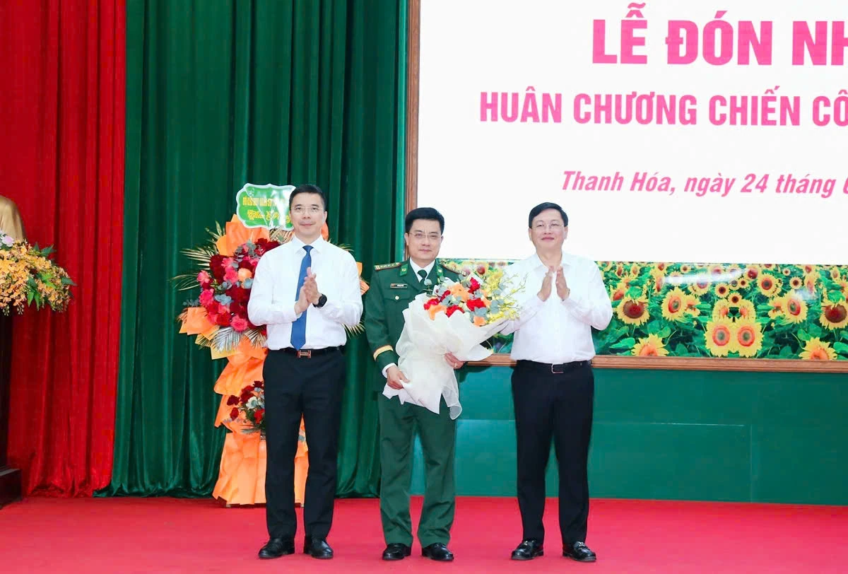 Trao Huân chương Chiến công hạng Nhì cho Chỉ huy trưởng BĐBP tỉnh Thanh Hóa