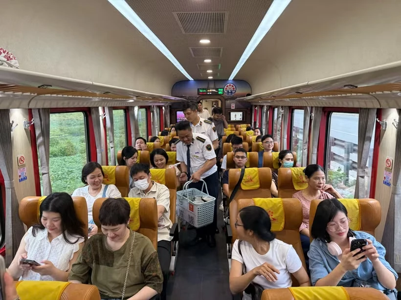 Khai trương đoàn tàu Bạch Mai” đưa đón y bác sỹ đi làm Hà Nội-Ninh Bình