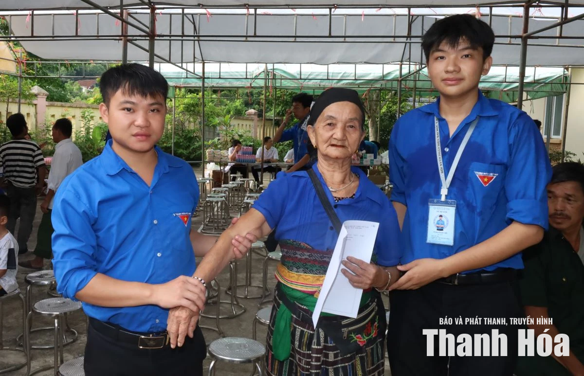 Khám bệnh, cấp phát thuốc miễn phí cho người dân xã Tam Lư