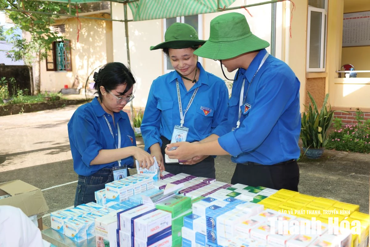 Khám bệnh, cấp phát thuốc miễn phí cho người dân xã Tam Lư
