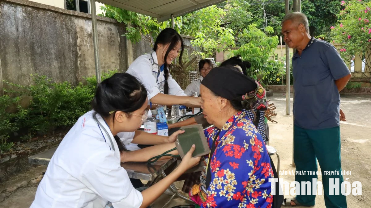 Khám bệnh, cấp phát thuốc miễn phí cho người dân xã Tam Lư