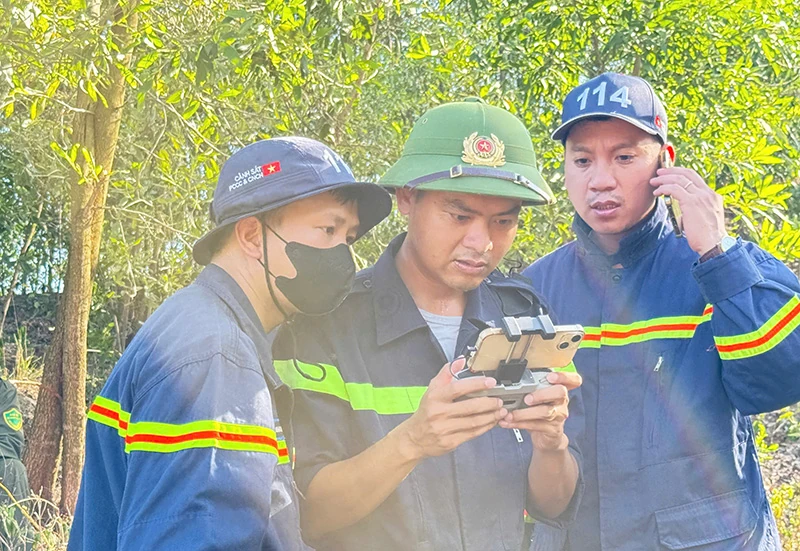 Đám cháy khu vực rừng giáp ranh phường Trúc Lâm và phường Đào Duy Từ đã được khống chế