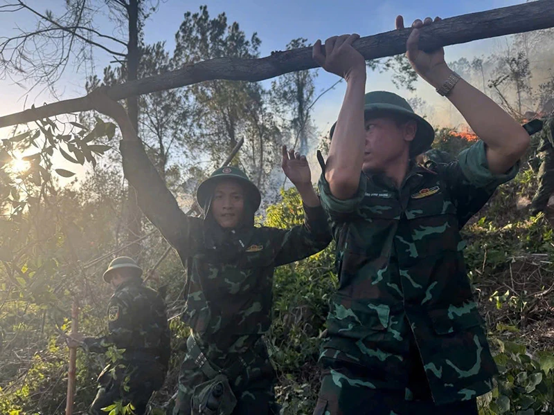 Bộ CHQS tỉnh Thanh Hóa huy động hơn 400 cán bộ, chiến sĩ ứng cứu 3 điểm cháy rừng