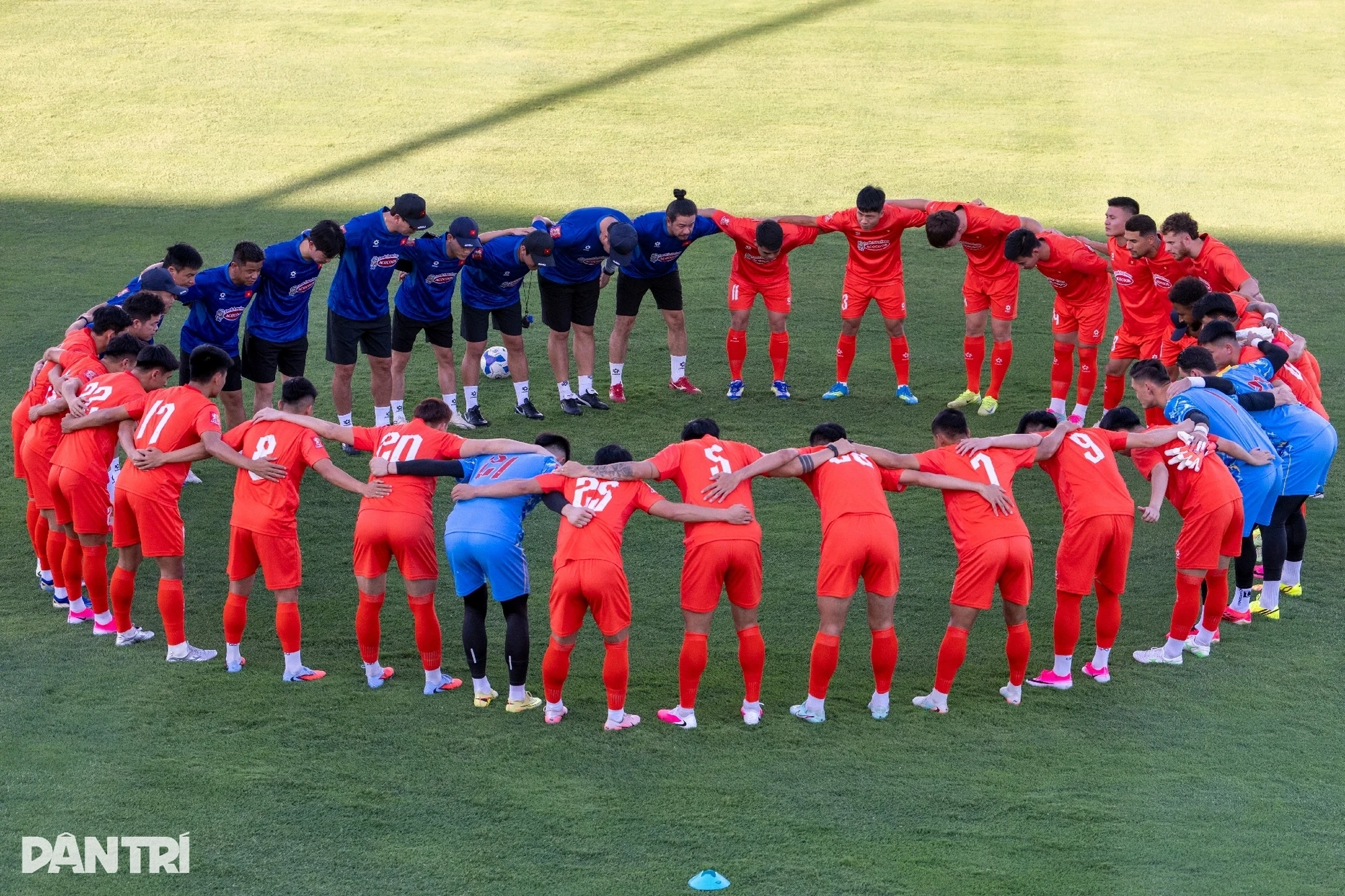 Ronaldo lập cột mốc lịch sử tại World Cup; Tuyển Việt Nam nỗ lực rèn quân dưới cái nóng 40 độ C