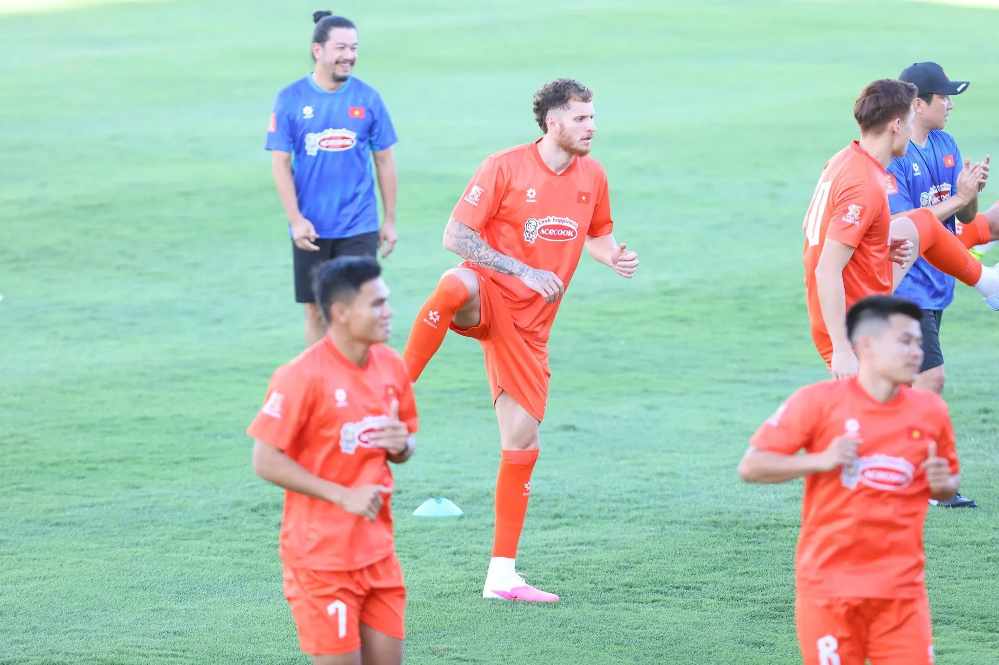 Quang Hải bật mí cách cùng đồng đội xem World Cup; Cả ba đội chủ nhà vượt qua vòng bảng World Cup 2026