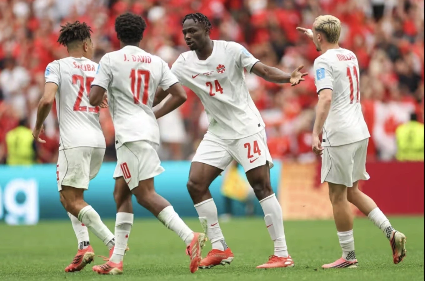 Quang Hải bật mí cách cùng đồng đội xem World Cup; Cả ba đội chủ nhà vượt qua vòng bảng World Cup 2026