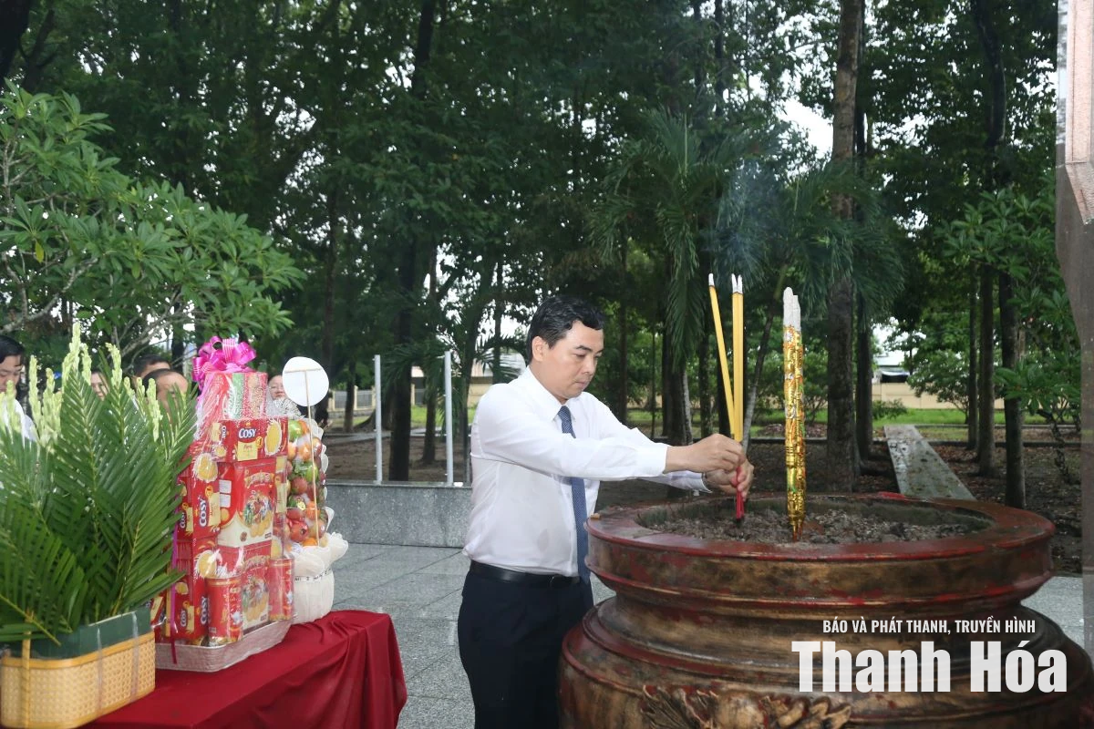 Đoàn đại biểu tỉnh Thanh Hóa viếng các nghĩa trang liệt sĩ trên địa bàn tỉnh Tây Ninh