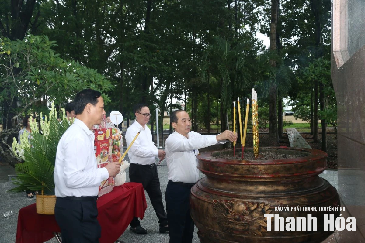 Đoàn đại biểu tỉnh Thanh Hóa viếng các nghĩa trang liệt sĩ trên địa bàn tỉnh Tây Ninh