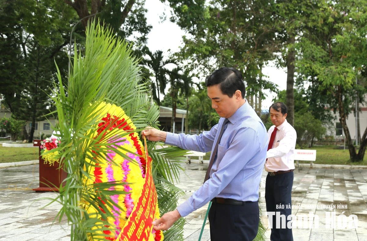 Đoàn đại biểu tỉnh Thanh Hóa viếng các nghĩa trang liệt sĩ trên địa bàn thành phố Cần Thơ