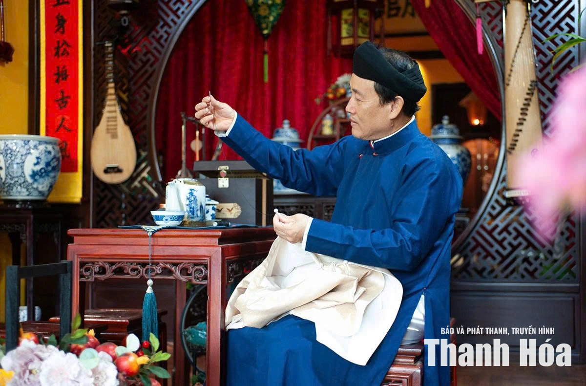 Thong dong cài khuy ngũ thường: Chuyện của người yêu tà áo Việt