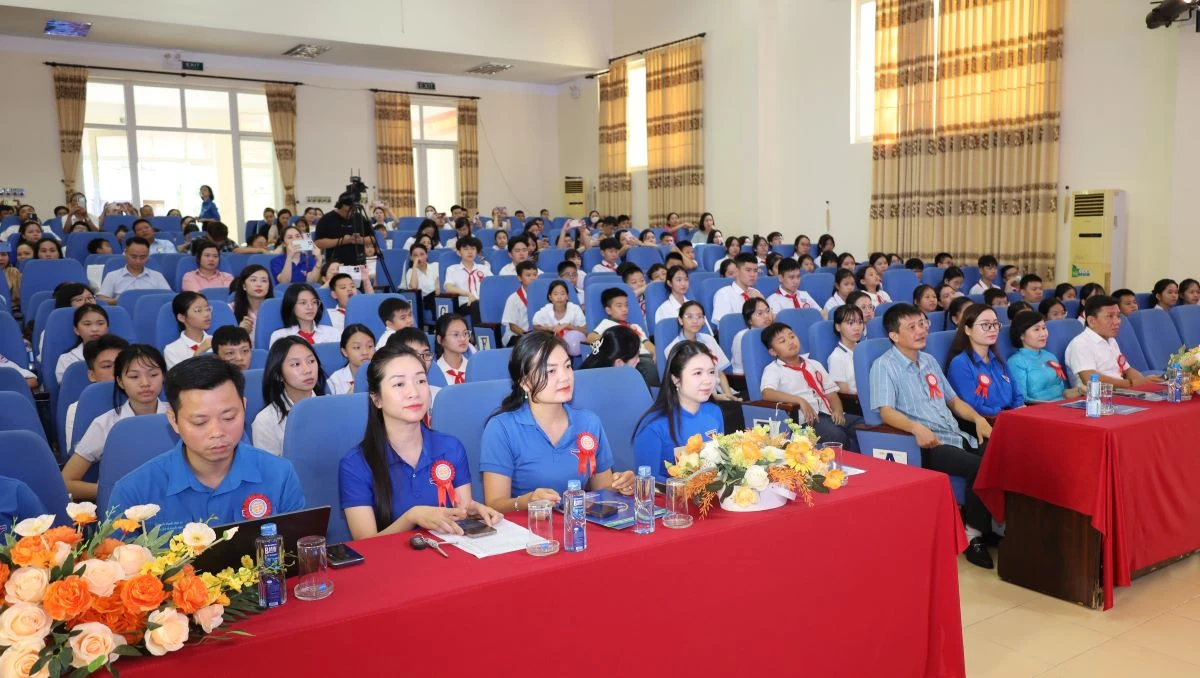 Tuyên dương “Ngàn hoa việc tốt” cho 101 đội viên suất sắc