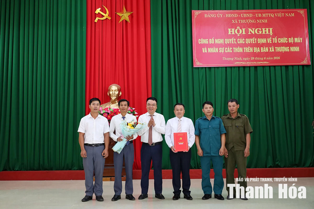 Xã Thượng Ninh công bố nghị quyết, quyết định kiện toàn tổ chức thôn