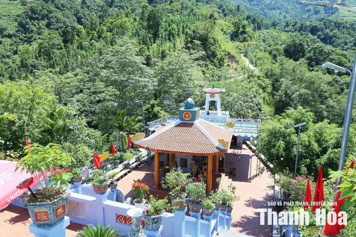 Đoàn đại biểu tỉnh Thanh Hóa viếng nghĩa trang liệt sĩ tại tỉnh Tuyên Quang