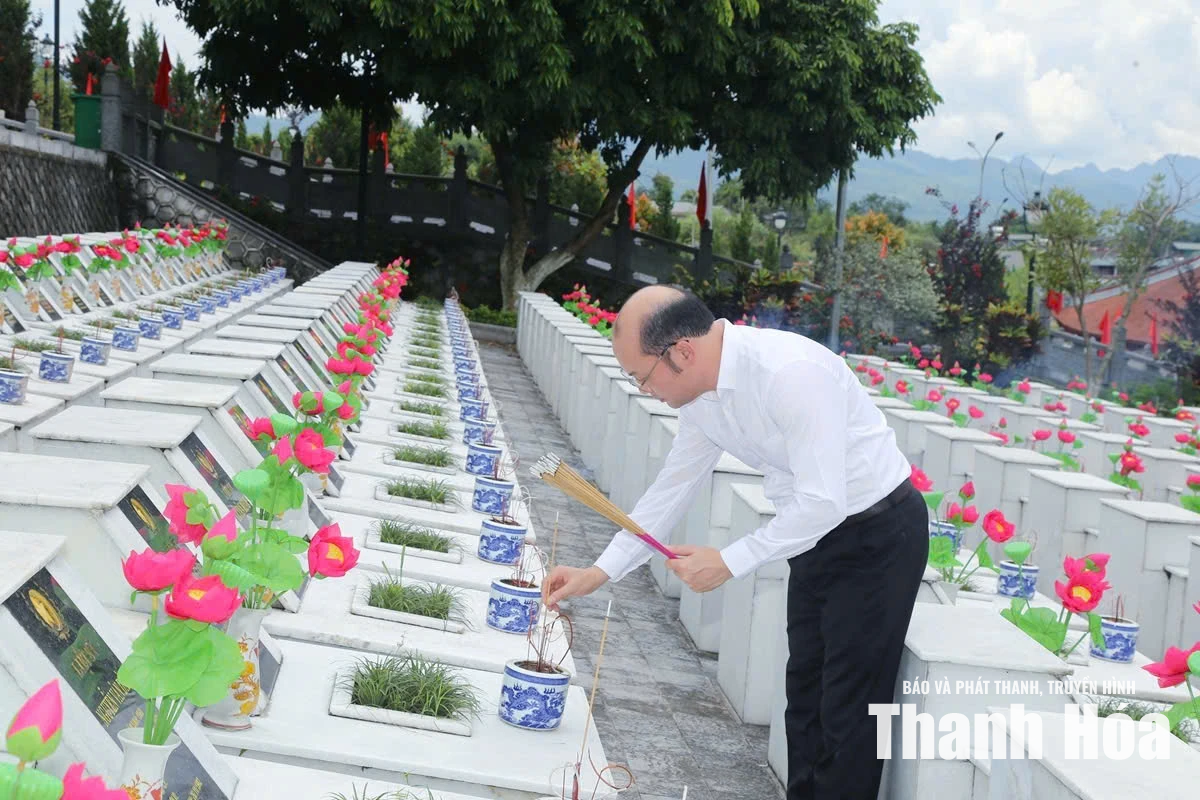 Đoàn đại biểu tỉnh Thanh Hóa viếng nghĩa trang liệt sĩ tại tỉnh Tuyên Quang