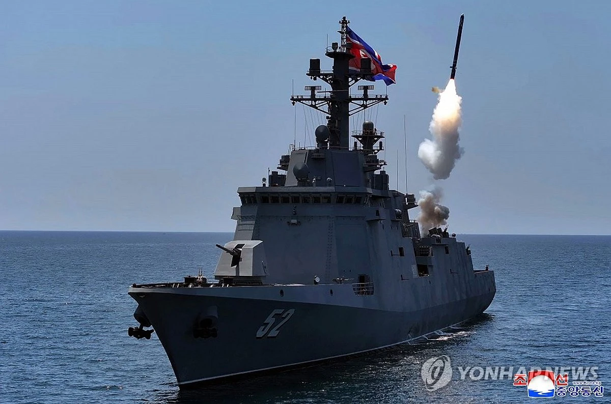 Nhà lãnh đạo Triều Tiên Kim Jong-un thị sát các cuộc thử nghiệm vũ khí trên tàu khu trục Kang Kon