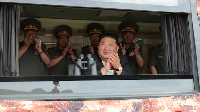 Nhà lãnh đạo Triều Tiên Kim Jong-un thị sát các cuộc thử nghiệm vũ khí trên tàu khu trục Kang Kon