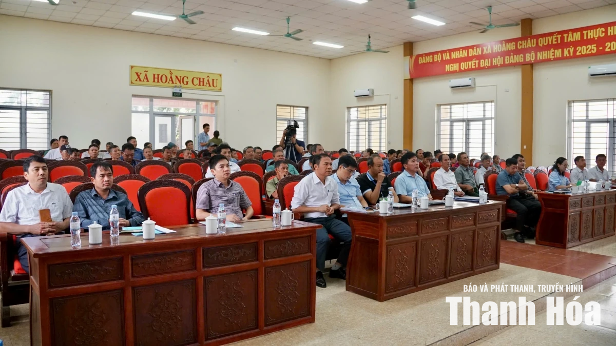 Chuyên gia và người nuôi tôm trao đổi về giải pháp chuyển đổi số trong sản xuất