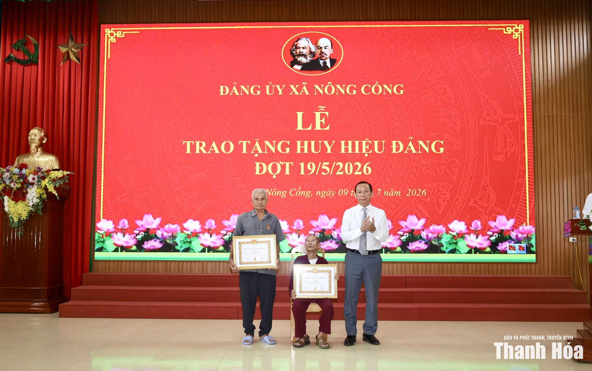 Đảng bộ xã Nông Cống trao Huy hiệu Đảng cho 61 đảng viên
