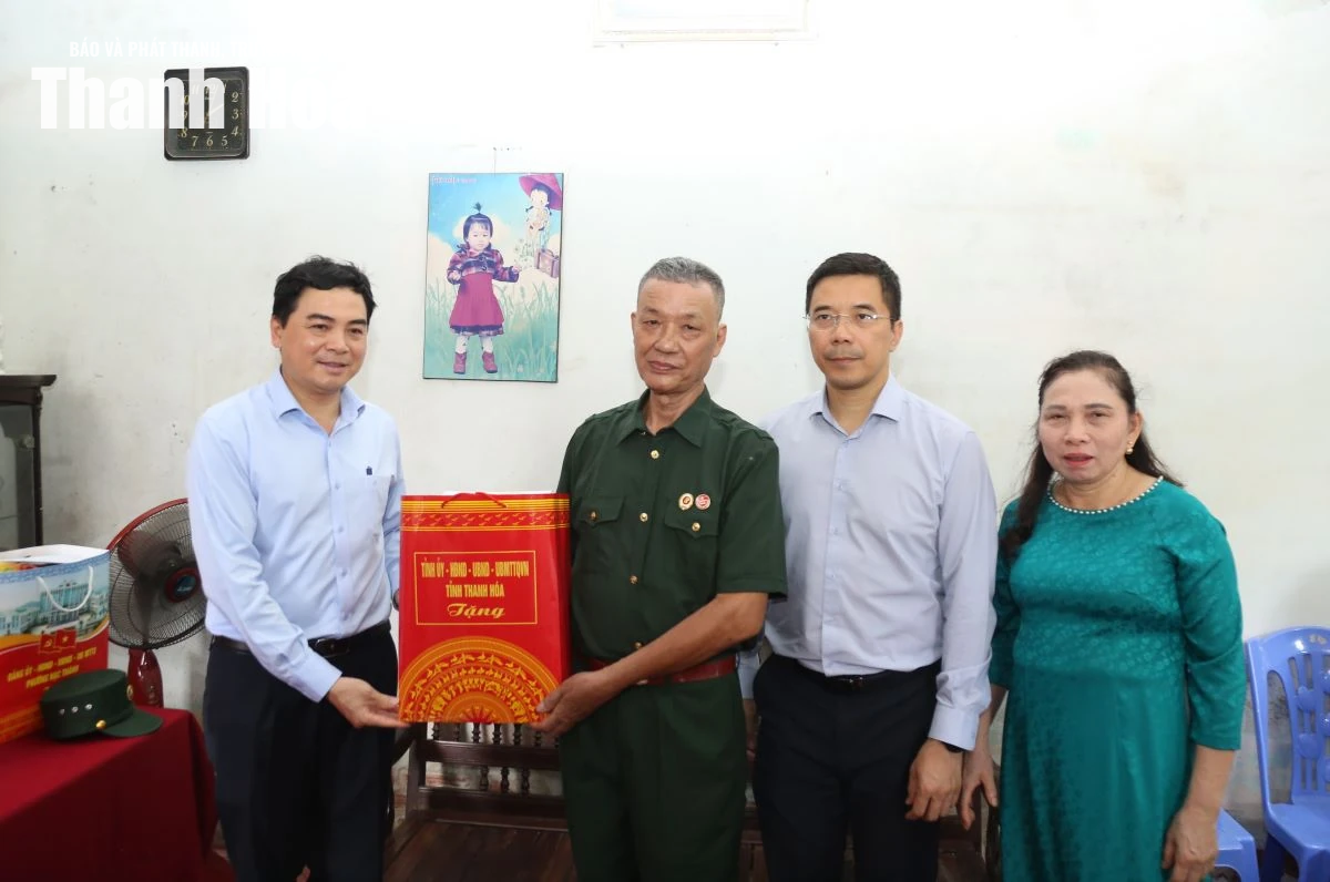 Phó Thủ tướng Chính phủ Lê Tiến Châu dâng hương tưởng nhớ Anh hùng Lực lượng vũ trang Nhân dân Ngô Thị Tuyển