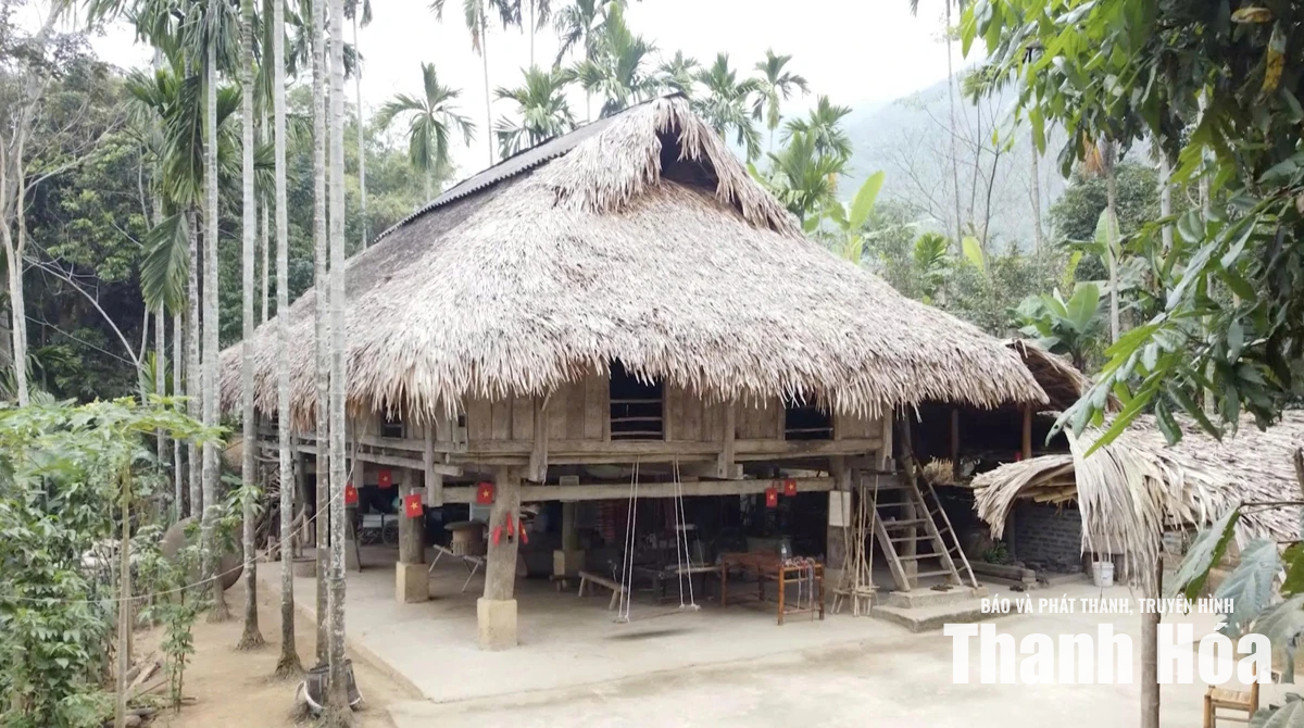 Dưới mái nhà sàn trăm tuổi