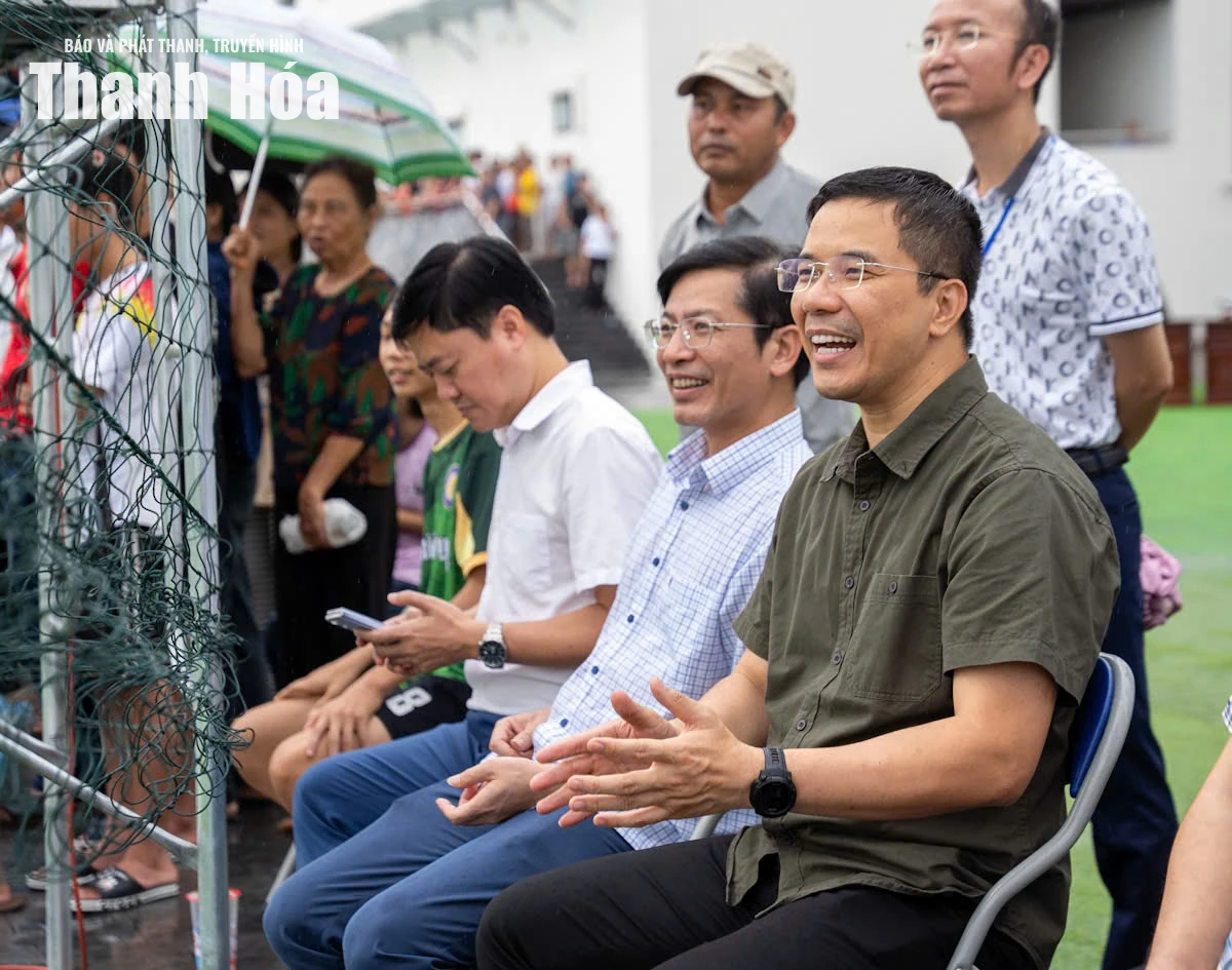 Phó Bí thư Thường trực Tỉnh ủy Nguyễn Hồng Phong cổ vũ, động viên các cầu thủ nhí Giải Bóng đá Nhi đồng Báo và Phát thanh, truyền hình Thanh Hóa