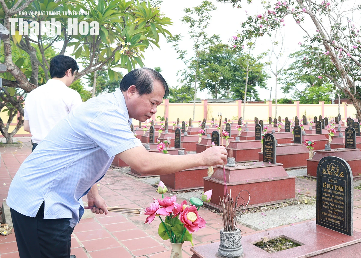 Trưởng Ban Tổ chức Tỉnh ủy Nguyễn Văn Hùng viếng nghĩa trang liệt sĩ, tặng quà cho người có công tại xã Thiệu Hóa và Thiệu Trung