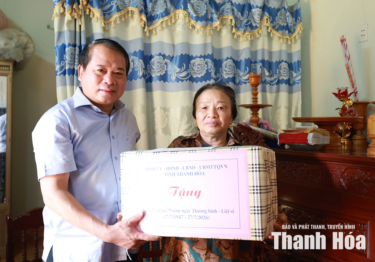 Trưởng Ban Tổ chức Tỉnh ủy Nguyễn Văn Hùng viếng nghĩa trang liệt sĩ, tặng quà cho người có công tại xã Thiệu Hóa và Thiệu Trung