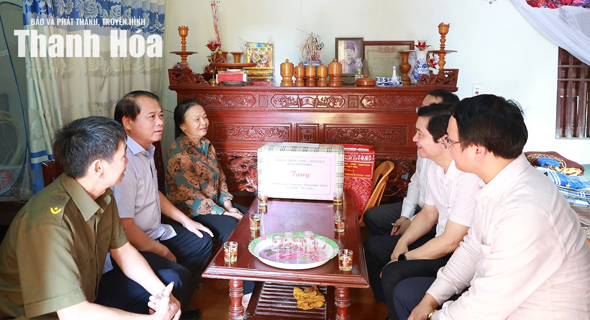 Trưởng Ban Tổ chức Tỉnh ủy Nguyễn Văn Hùng viếng nghĩa trang liệt sĩ, tặng quà cho người có công tại xã Thiệu Hóa và Thiệu Trung