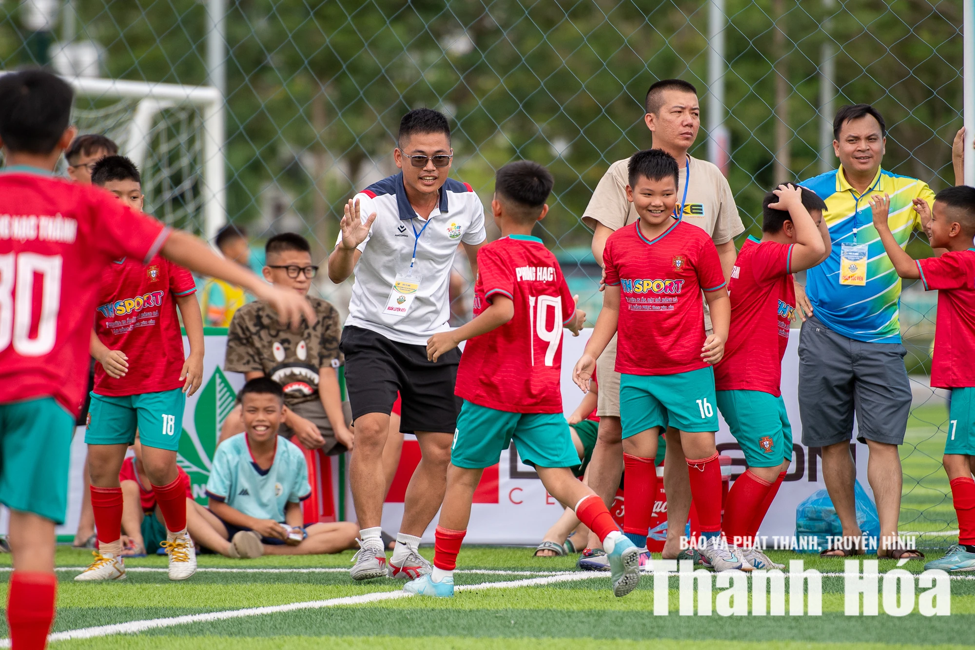 Lượt trận cuối bùng nổ cảm xúc, tìm ra 8 cái tên vào tứ kết U10