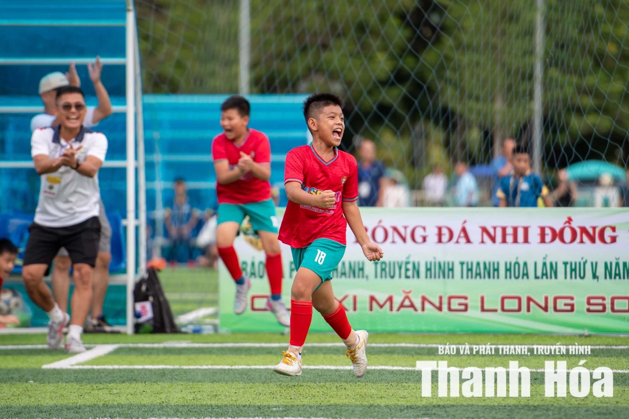 Lượt trận cuối bùng nổ cảm xúc, tìm ra 8 cái tên vào tứ kết U10