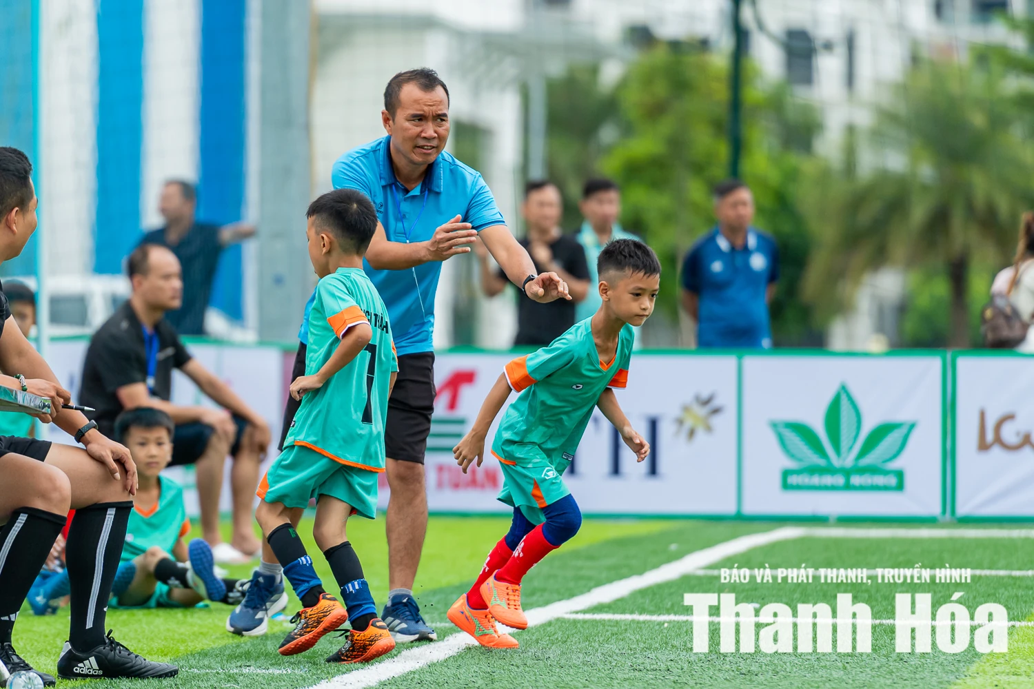 Người thầy 17 năm biến ngôi nhà thành “ký túc xá” của những giấc mơ bóng đá