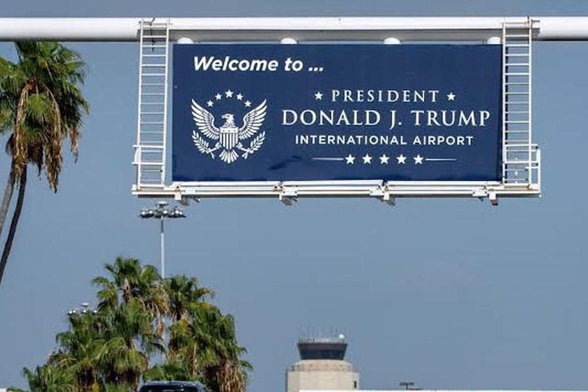 Mỹ đổi tên sân bay quốc tế đầu tiên theo tên Tổng thống Donald Trump