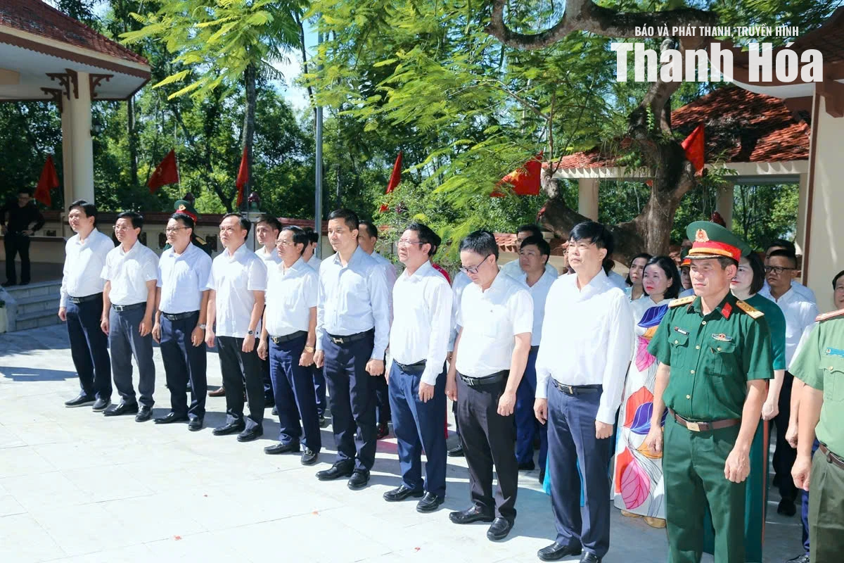 Phó Bí thư Thường trực Tỉnh ủy Nguyễn Hồng Phong viếng nghĩa trang liệt sĩ và thăm hỏi, tặng quà các đối tượng chính sách