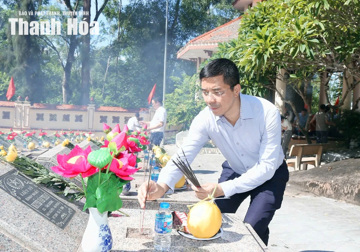 Phó Bí thư Thường trực Tỉnh ủy Nguyễn Hồng Phong viếng nghĩa trang liệt sĩ và thăm hỏi, tặng quà các đối tượng chính sách