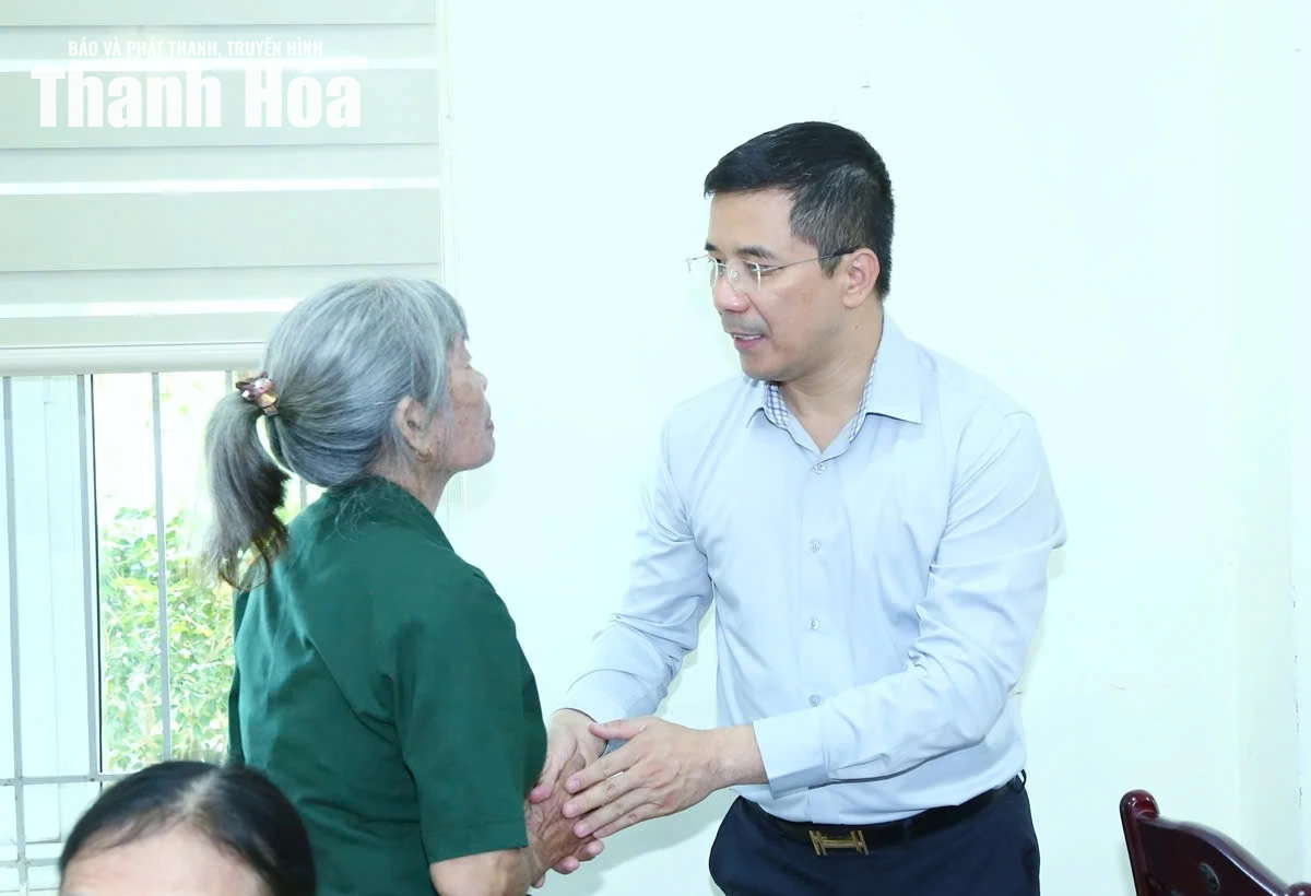 Phó Bí thư Thường trực Tỉnh ủy Nguyễn Hồng Phong viếng nghĩa trang liệt sĩ và thăm hỏi, tặng quà các đối tượng chính sách