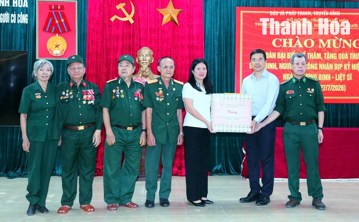 Phó Bí thư Thường trực Tỉnh ủy Nguyễn Hồng Phong viếng nghĩa trang liệt sĩ và thăm hỏi, tặng quà các đối tượng chính sách