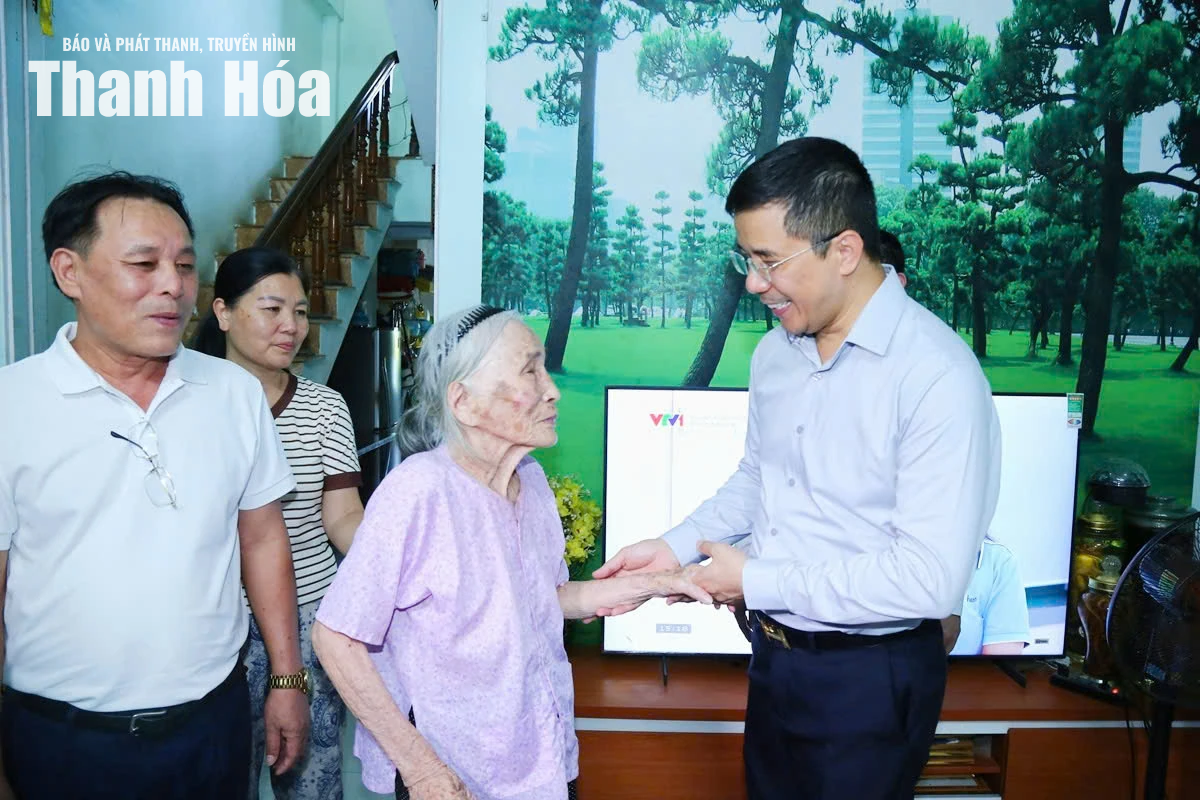 Phó Bí thư Thường trực Tỉnh ủy Nguyễn Hồng Phong viếng nghĩa trang liệt sĩ và thăm hỏi, tặng quà các đối tượng chính sách