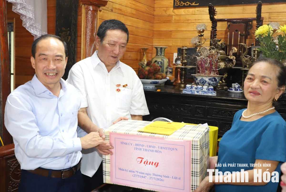 Phó Chủ tịch Thường trực HĐND tỉnh Lê Tiến Lam viếng các Anh hùng liệt sĩ; thăm, tặng quà gia đình chính sách