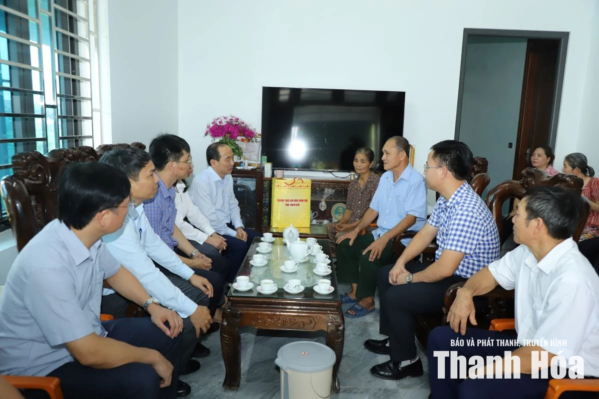 Phó Chủ tịch Thường trực HĐND tỉnh Lê Tiến Lam viếng các Anh hùng liệt sĩ; thăm, tặng quà gia đình chính sách