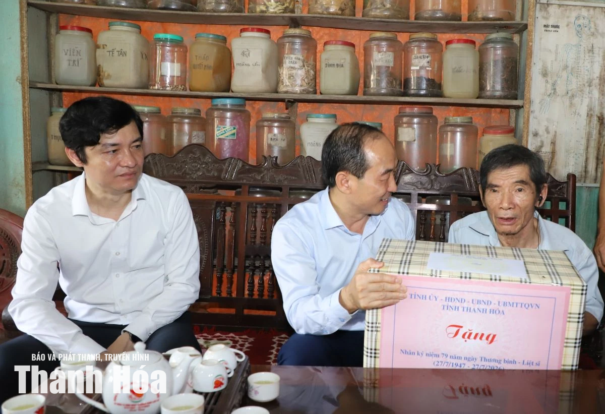 Phó Chủ tịch Thường trực HĐND tỉnh Lê Tiến Lam viếng các Anh hùng liệt sĩ; thăm, tặng quà gia đình chính sách